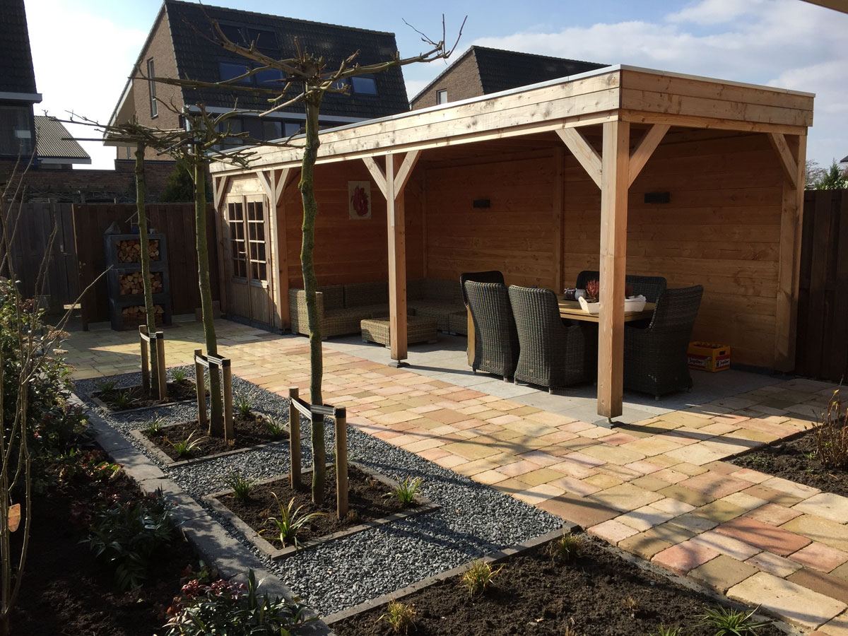 Houten overkapping met eettafel