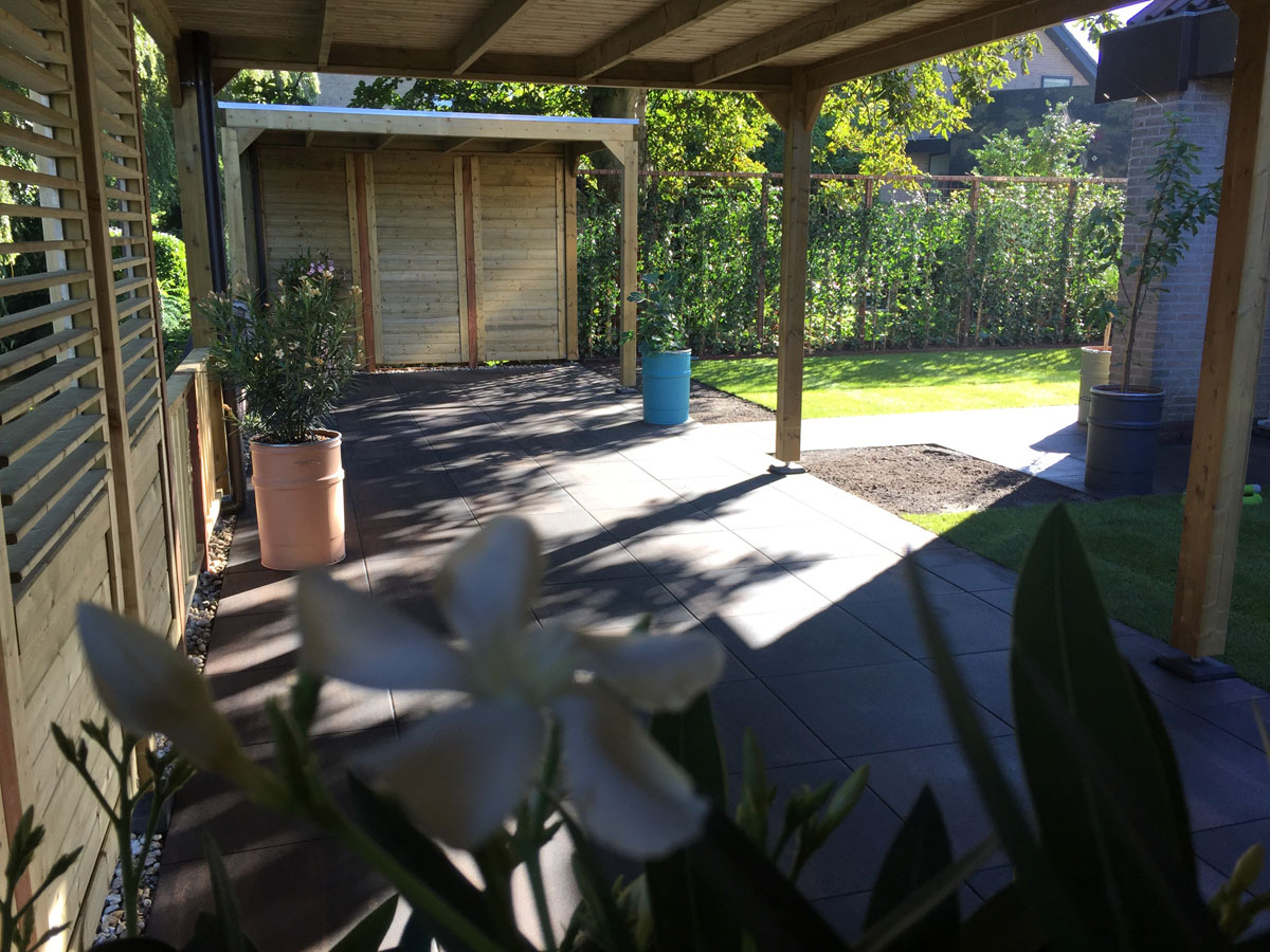 Tuin met vlonder en beplanting in Nootdorp