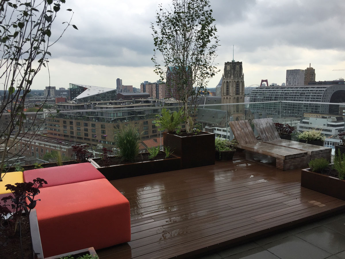Dakterras met loungebank en uitzicht over Rotterdam