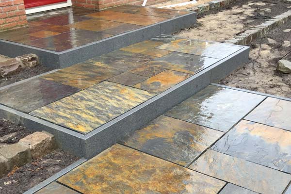 Natuursteen tegels in zand-cement gelegd
