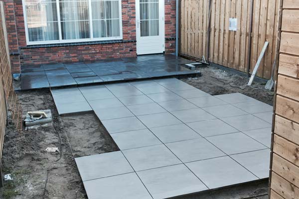 Groot tegelformaat als tuinpad