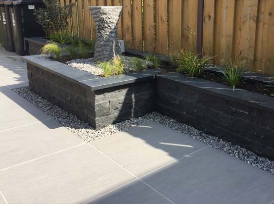 Bestrating met keerwand en grindstrook