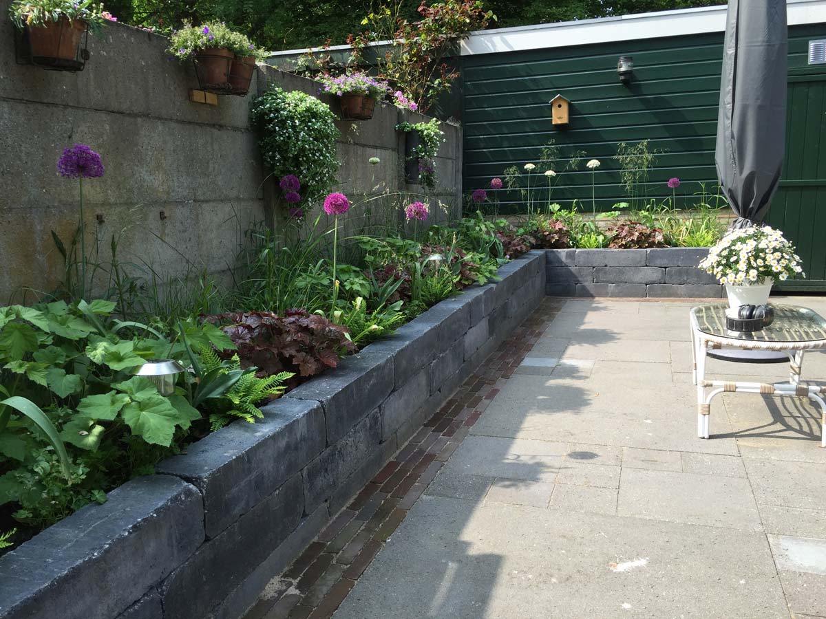 Aangelegde border langs een bestraat terras