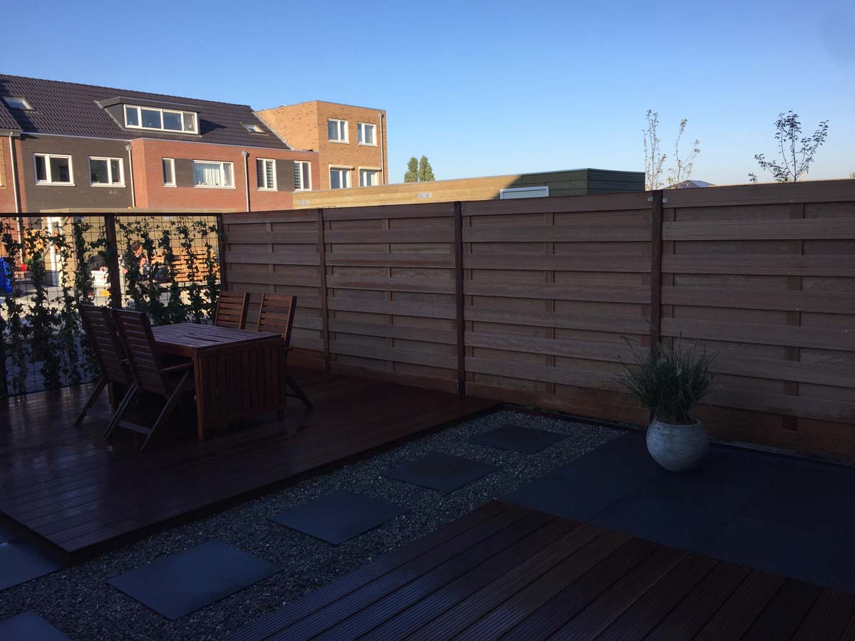Donker terras met schutting en zithoek