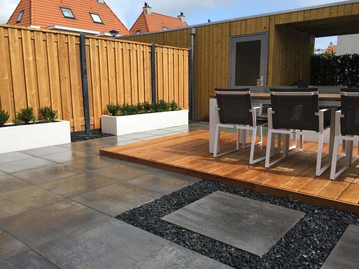 Terras met eettafel langs een houten schutting