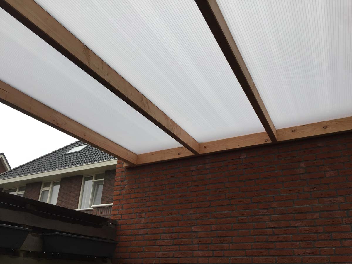 Detail van het dak van een overkapping