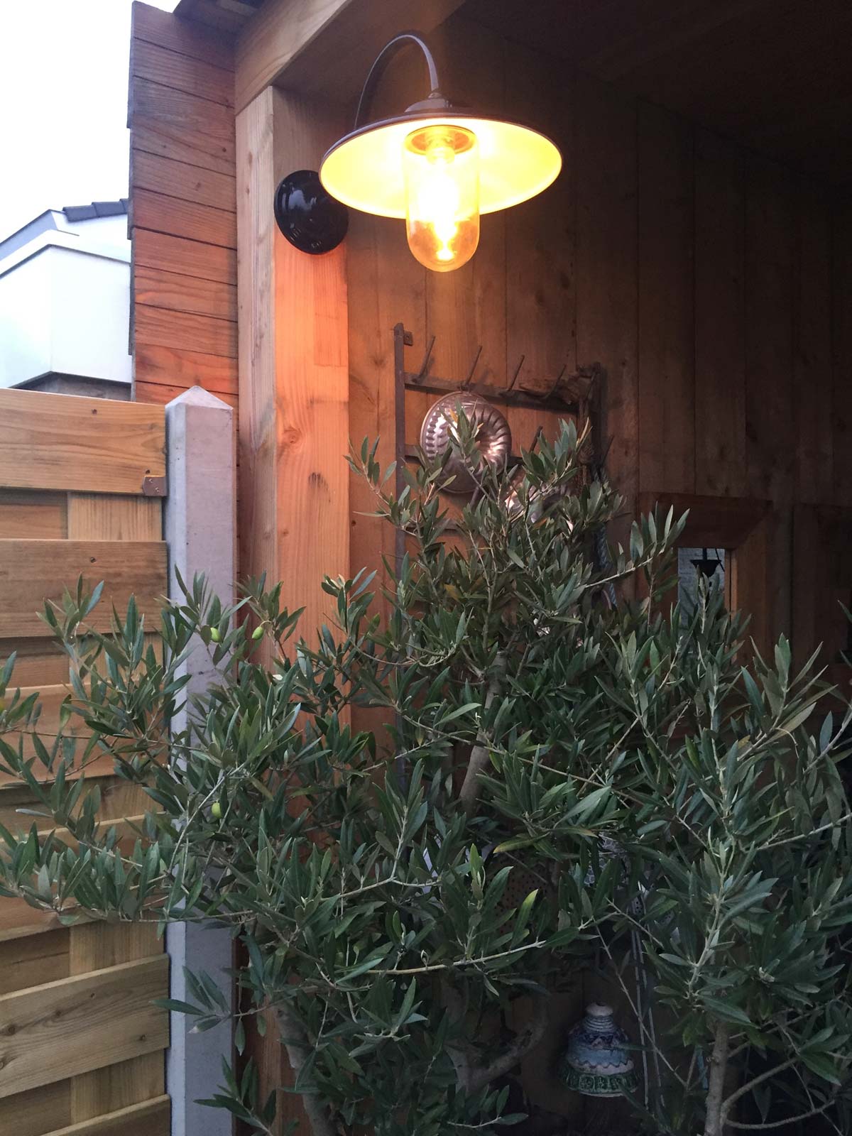 Houten overkapping met hanglampen boven de tafel