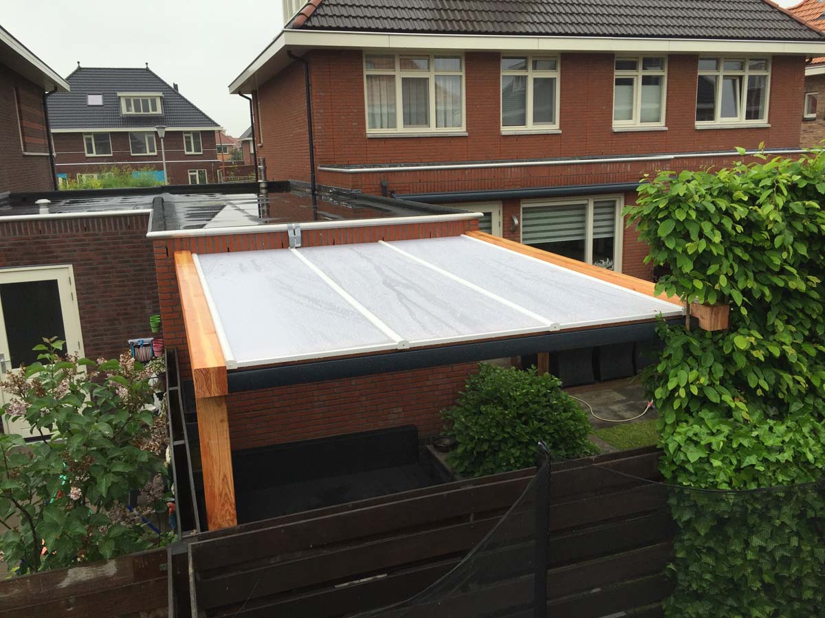 Overkapping met klimplanten tegen de staanders