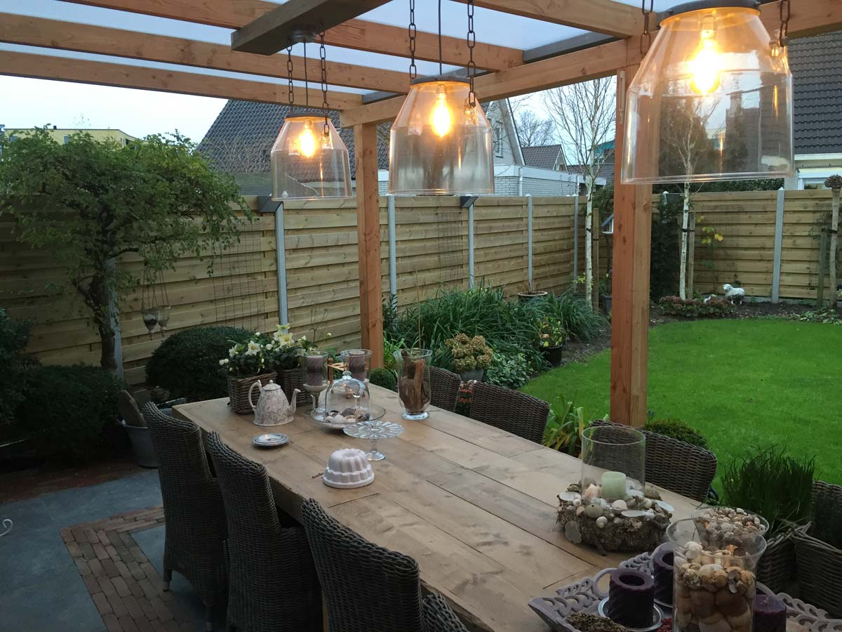 Overkapping met loungeset en beplanting