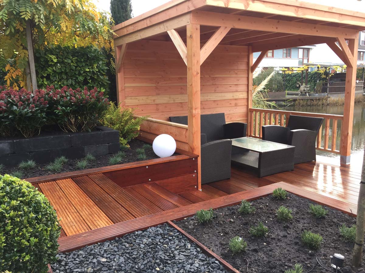 Houten prieel met loungeset op een vlonder