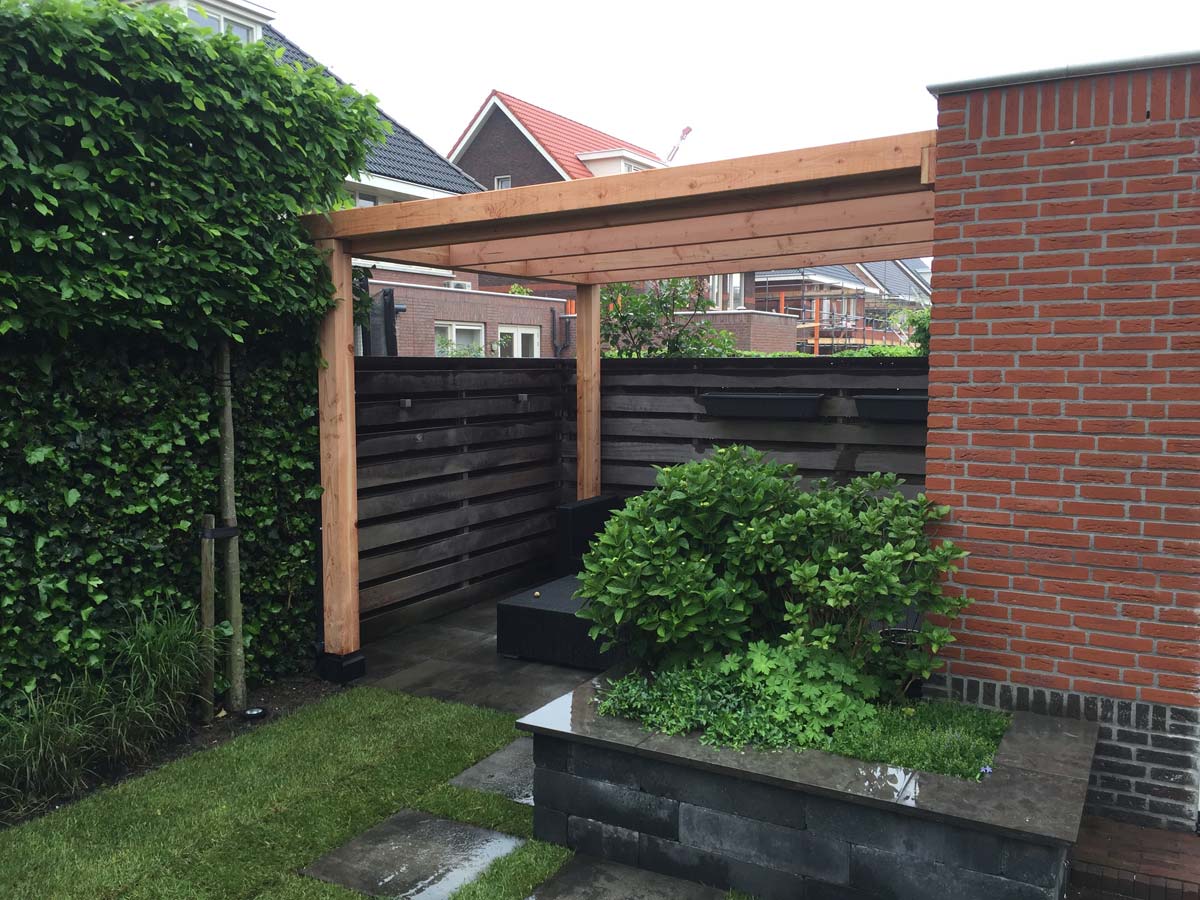 Vrijstaande overkapping op een bestraat terras