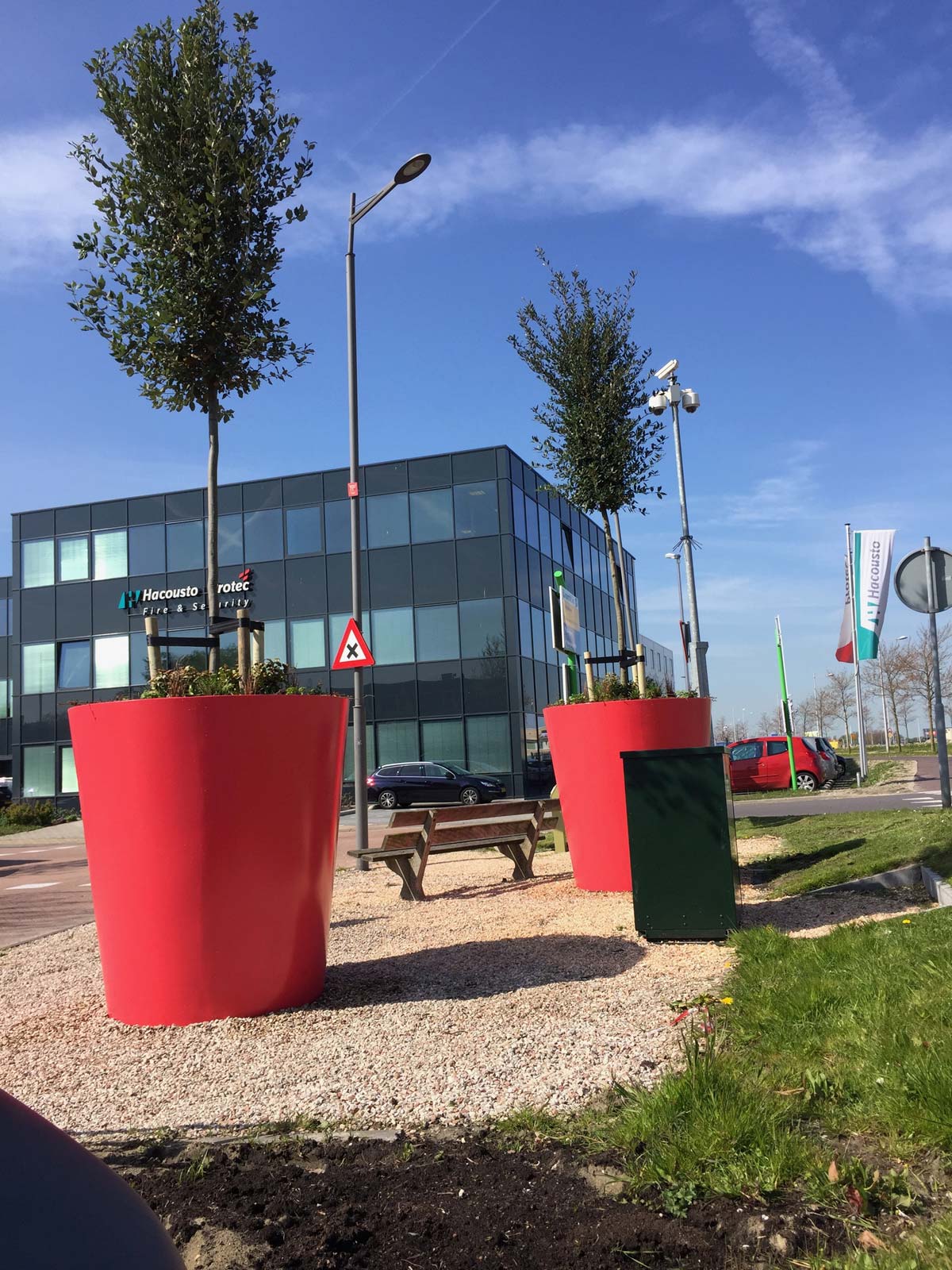 Rode potten met bomen op een bedrijventerrein