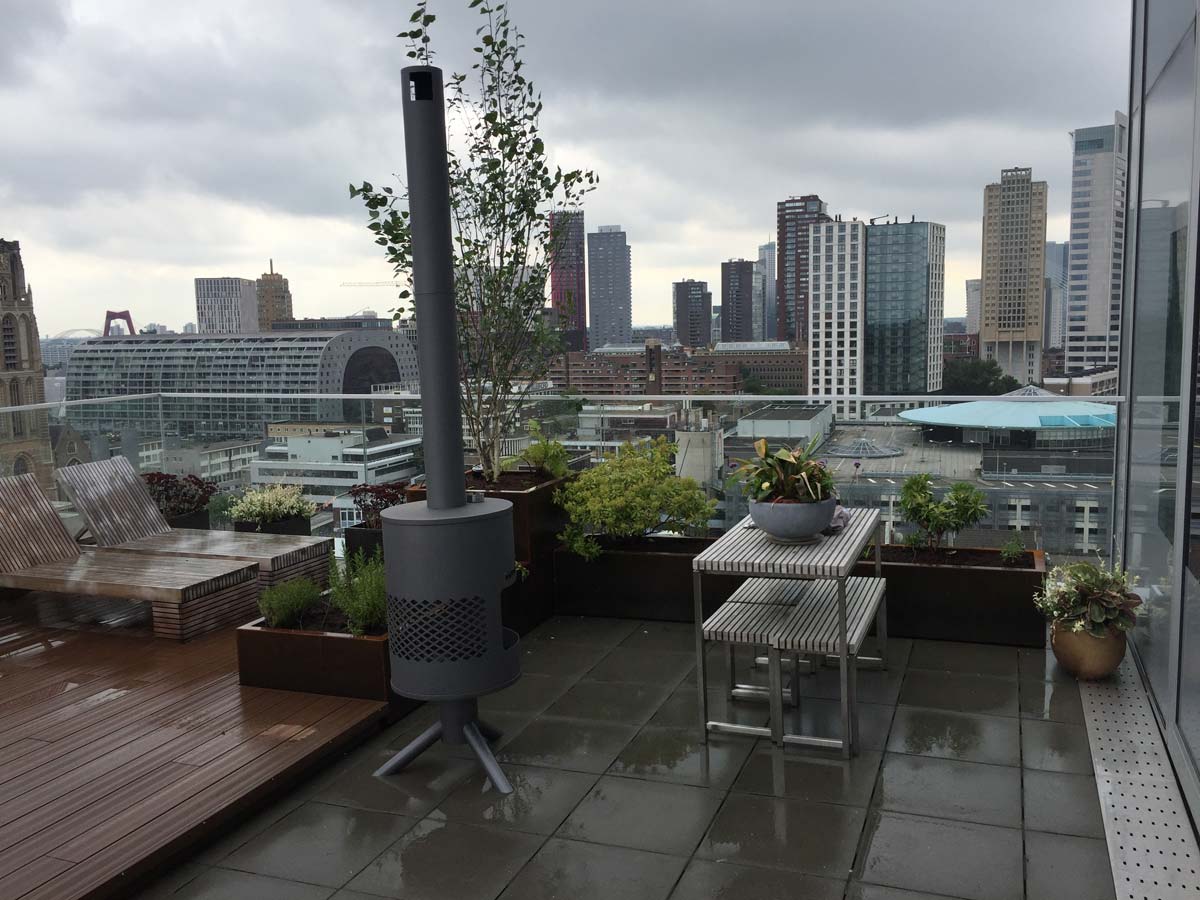 Loungehoek op een dakterras tussen de plantenbakken