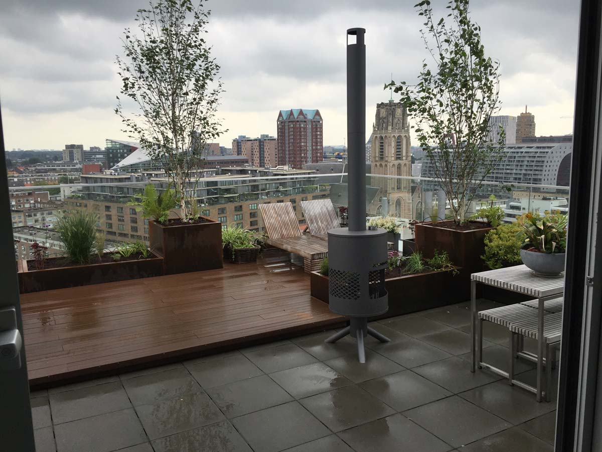 Dakterras met vlonder en beplanting in bakken