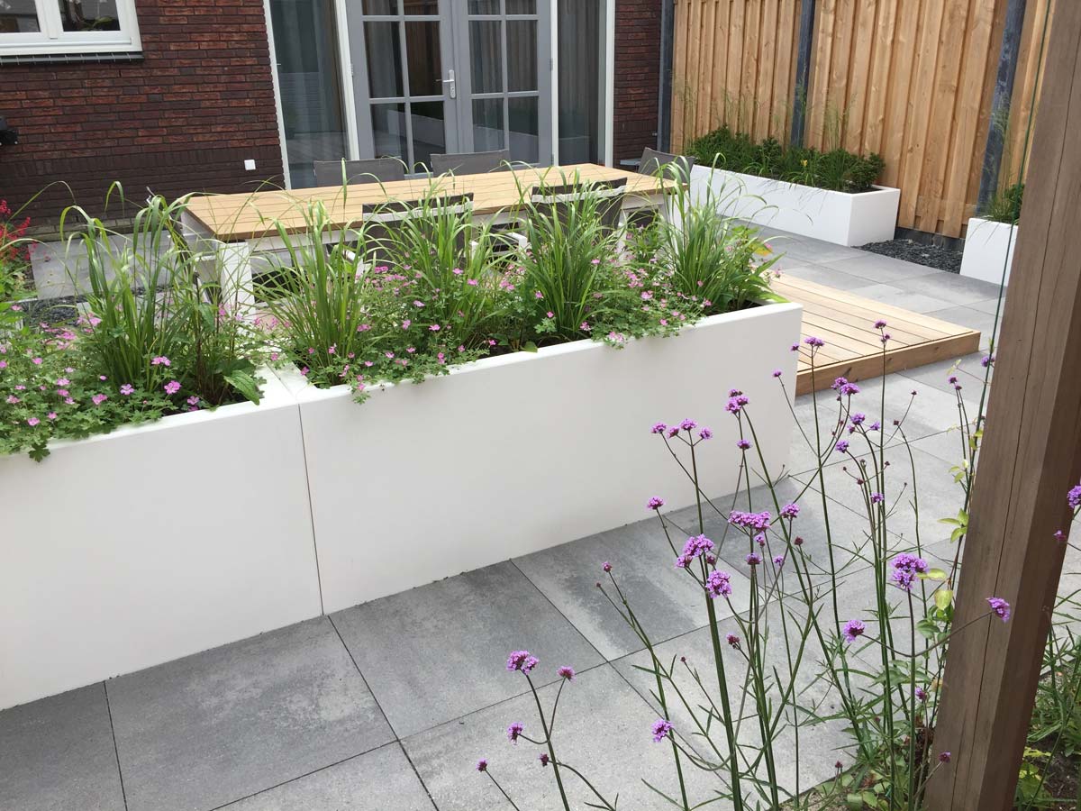 Plantenbak met een houten zitbank erlangs