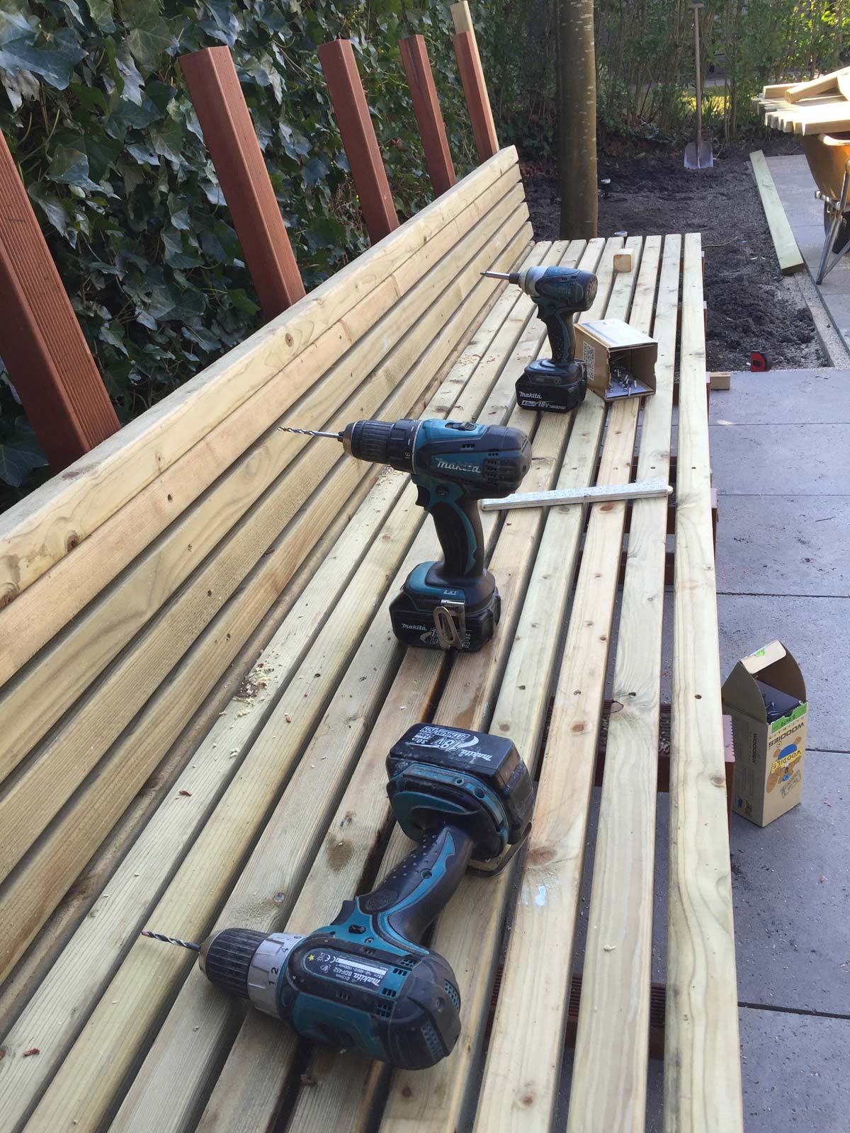 Detail van een zelfgemaakt houten meubelframe