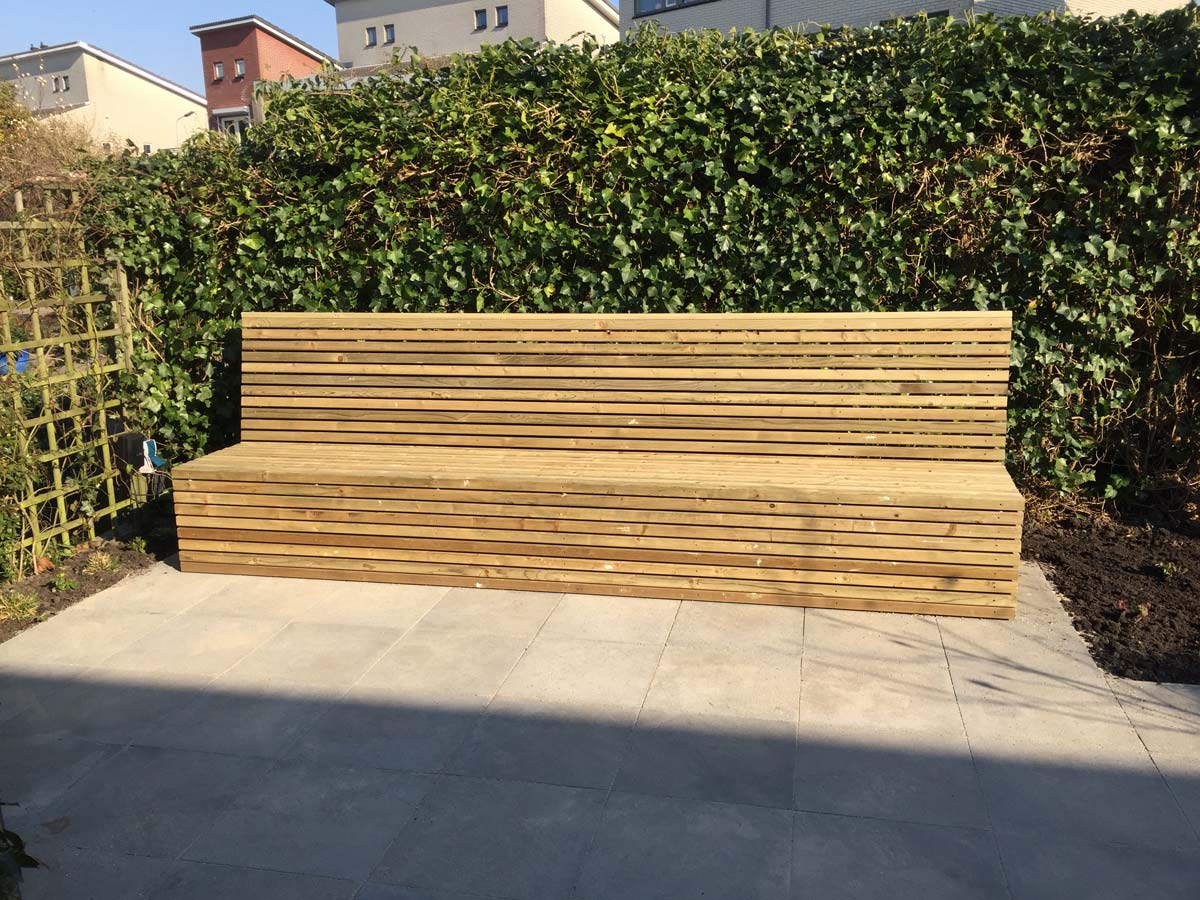 Tuinmeubel in aanbouw