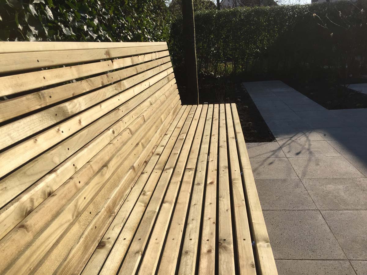 Zelfgemaakt tuinmeubel wordt geplaatst