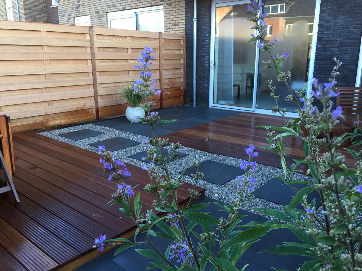 Grindstrook langs een terras met beplanting