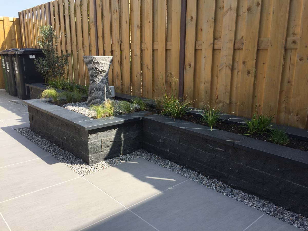 Terras met een waterelement en een lage keerwand