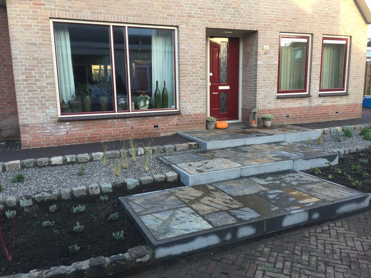 Voortuin met natuursteen en beplanting