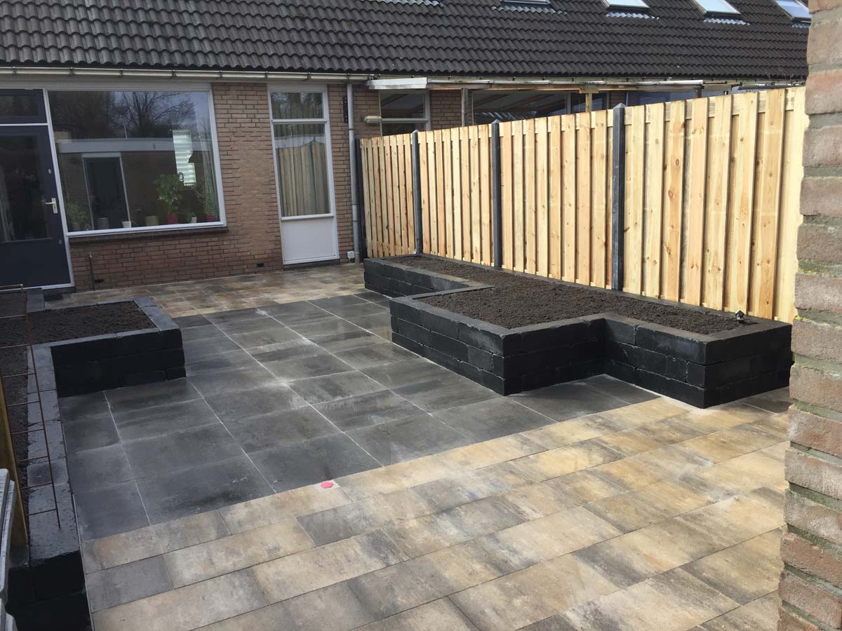 Keerwand die dienstdoet als zitrand bij het terras