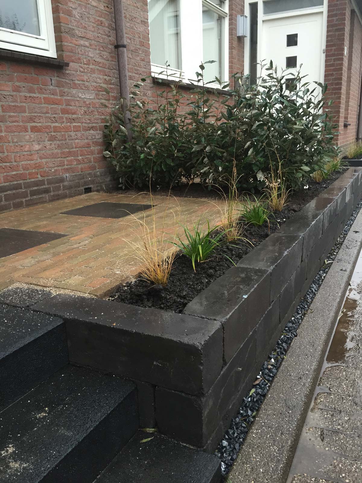 Beplanting in een verhoogde border naast een trap