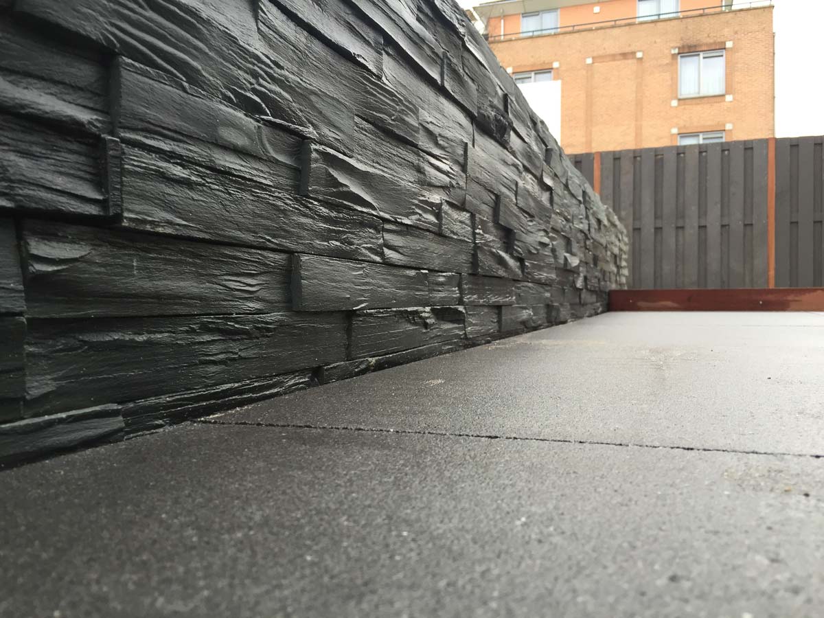 Detail van een keerwand van gestapelde steen
