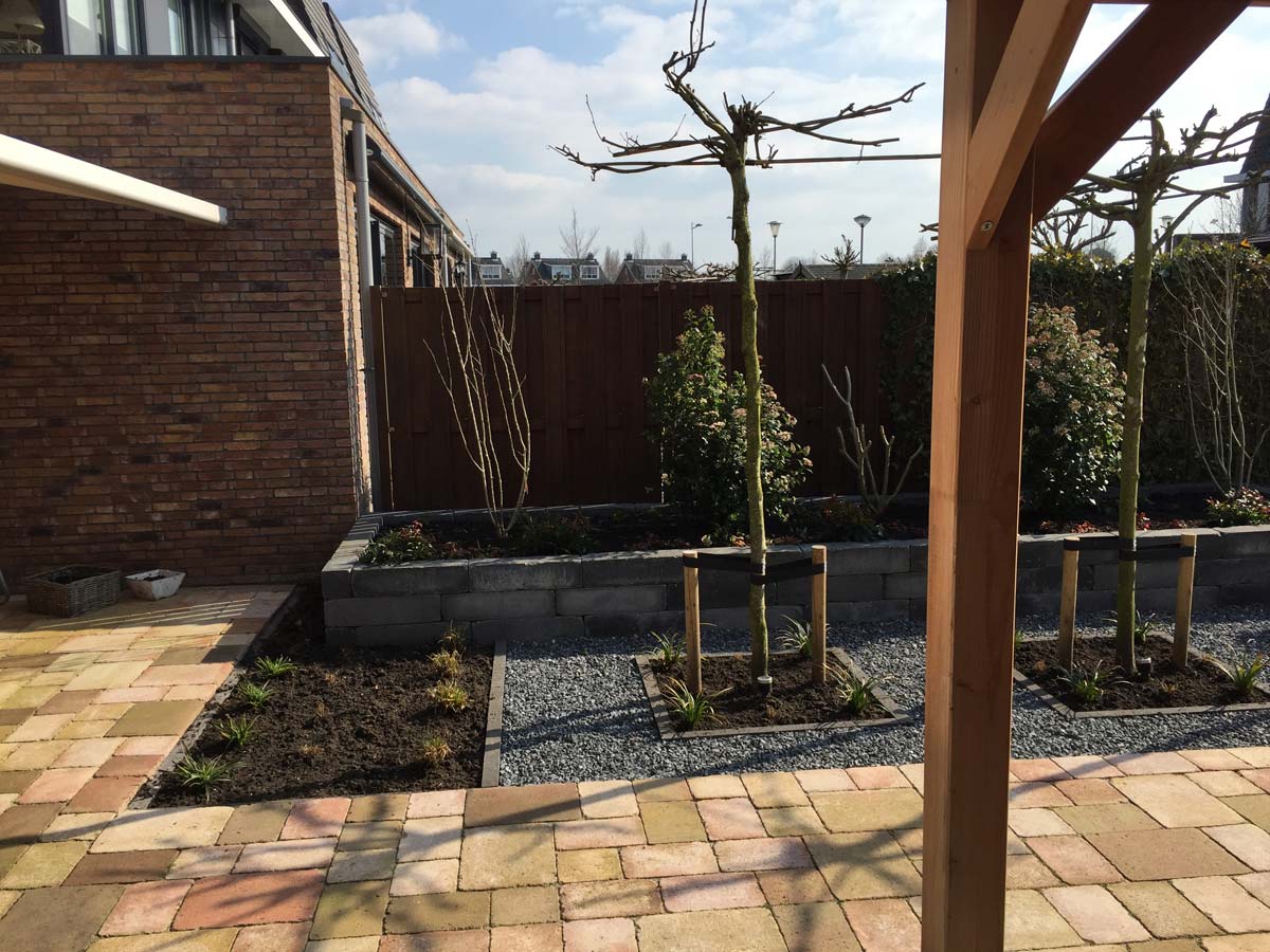 Verhoogde border met een leiboom