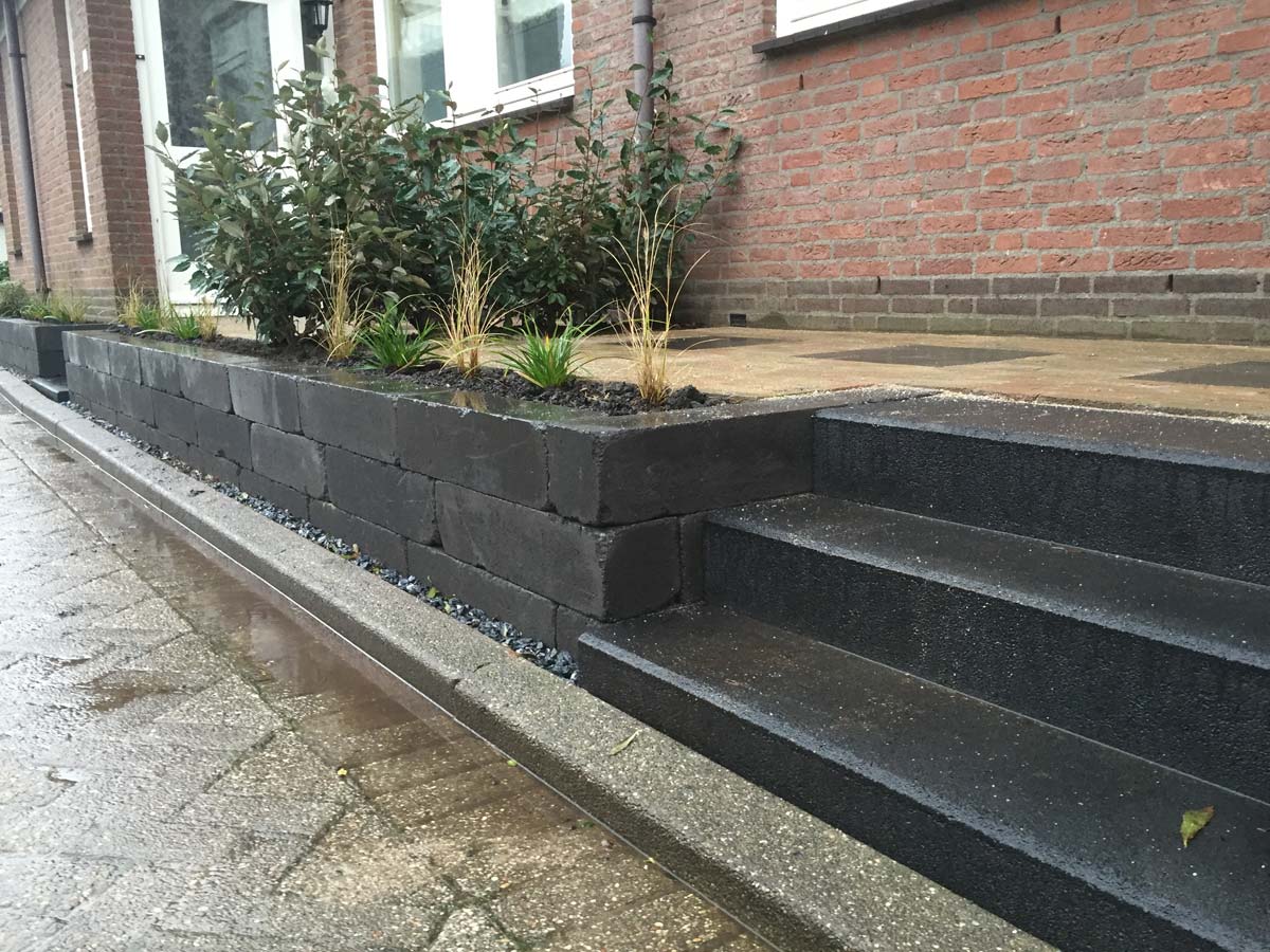 Keerwand met een trap naar het terras
