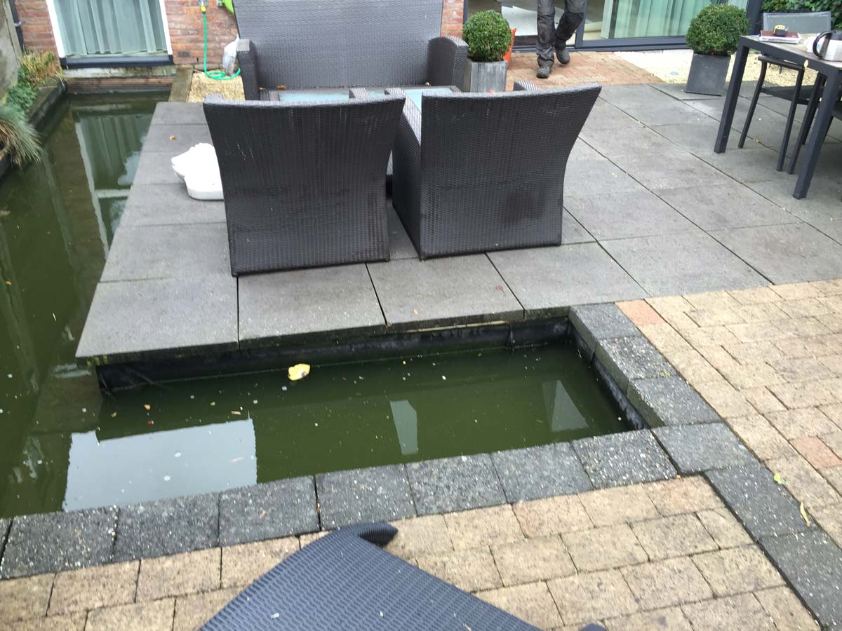 Terras met vlonder langs een vijver