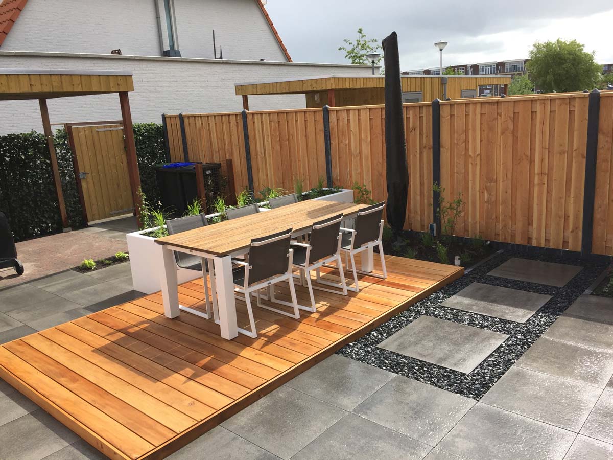 Vlonder met loungeset en houten schutting