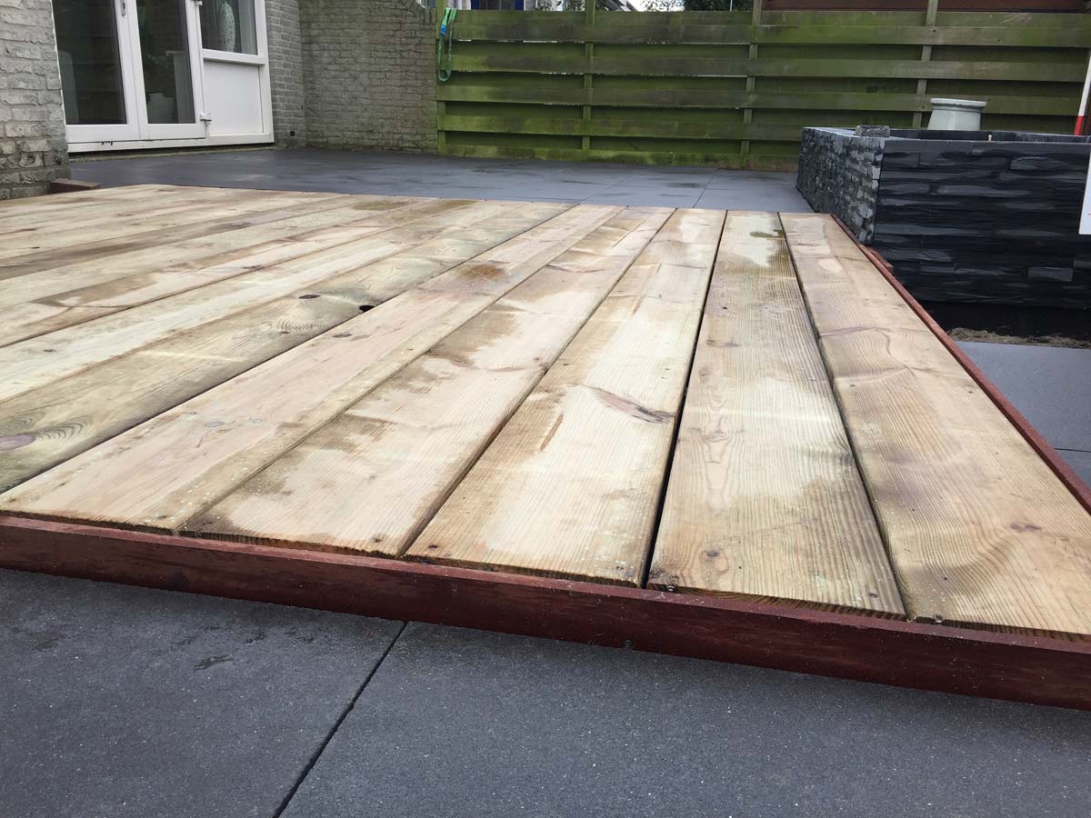 Houten vlonder aansluitend op een bestraat terras