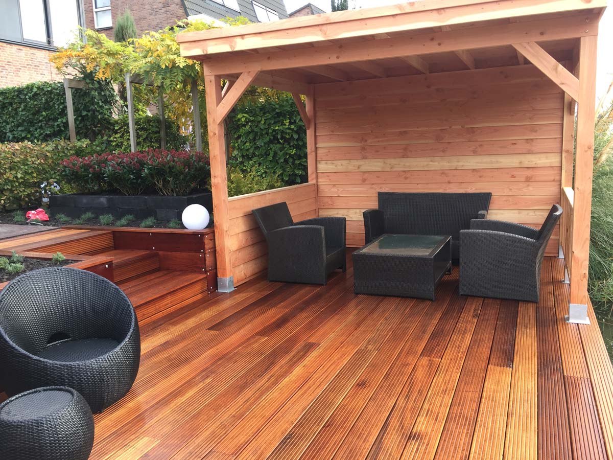 Vlonder met een houten prieel en loungeset
